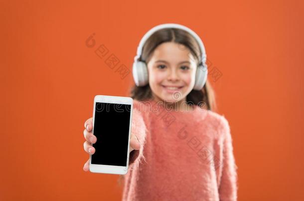 孩子们一天.听觉的科技.小的小孩倾听电子书,教育