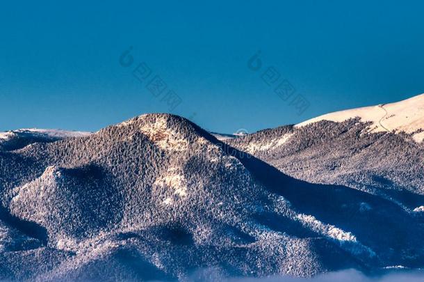 下雪的山<strong>山峰</strong>前面范围整洁的矛<strong>山峰</strong>卡梅伦圆锥体