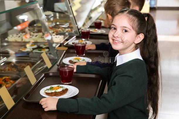 孩子们在近处服务线条和健康的食物采用小卖部