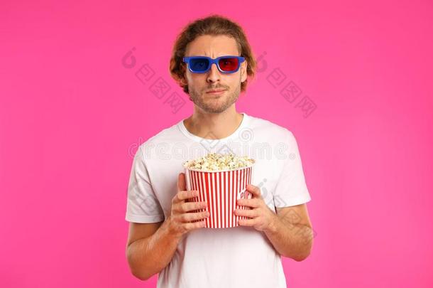 表现强烈情感的男人和3英语字母表中的第四个字母眼镜和爆米花在的时候电影院给看