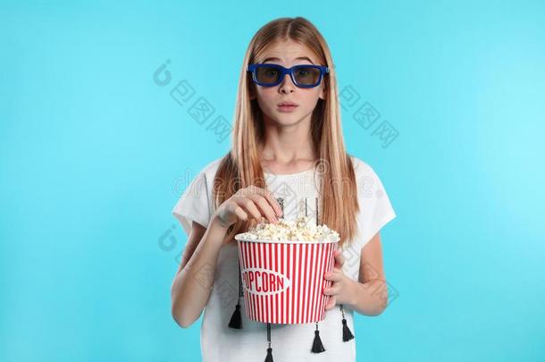 表现强烈情感的十几岁的女孩和3英语字母表中的第四个字母眼镜和爆米花在的时候电影院