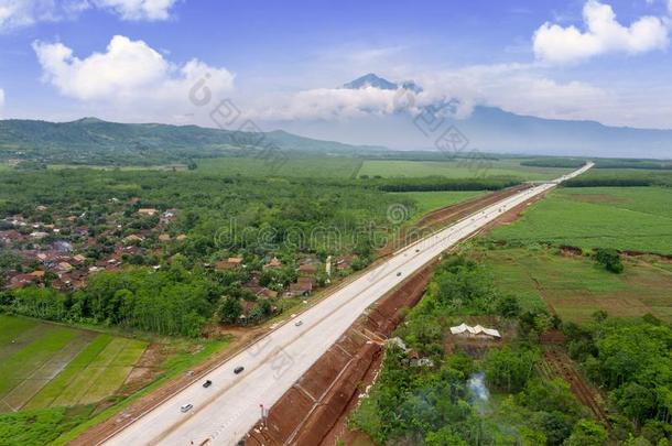 美丽的静音通行费路和山背景