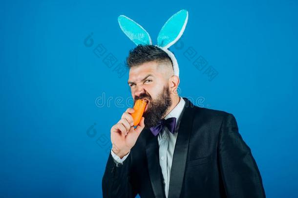 幸福的复活节鸡蛋.微笑复活节男人.男人采用一套外衣和兔子犹太法学博士