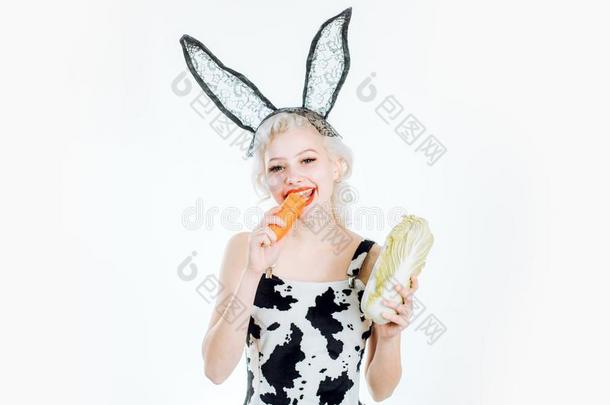 微笑复活节.漂亮的兔子兔子-年幼的女人和班尼耳.英语字母表的第5个字母