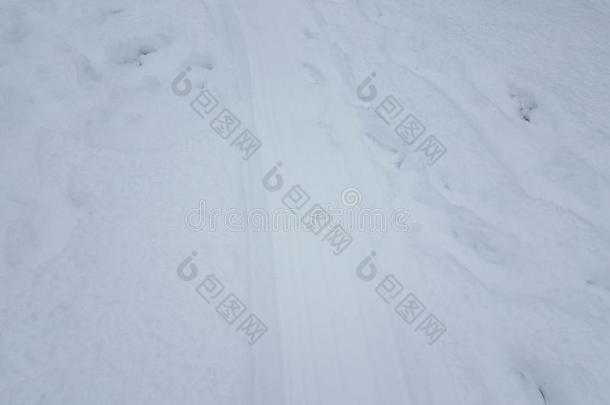 雪橇小路和脚照片采用白色的雪