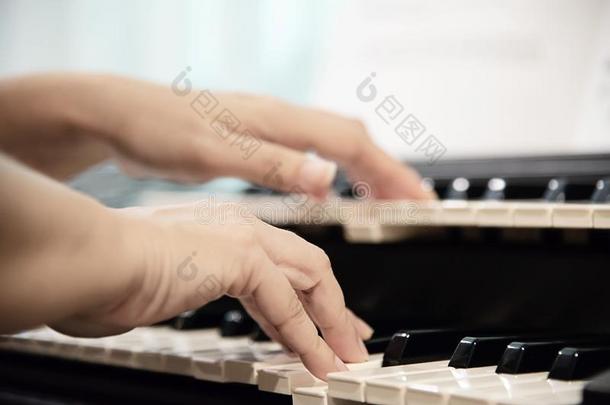 女人手比赛电子琴键盘