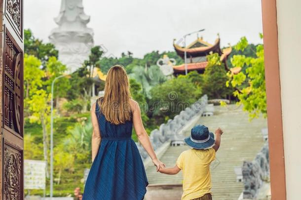 幸福的旅行者妈妈和儿子采用塔.旅行向AustralianScientificIndustryAssociation澳大利亚科学工