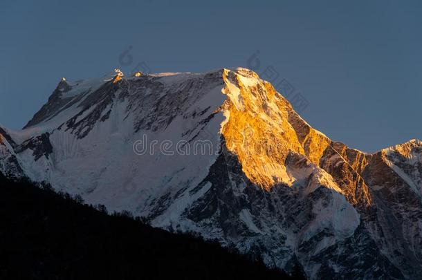 日落在玛纳斯卢峰山山峰,num.第八最高的山山峰采用