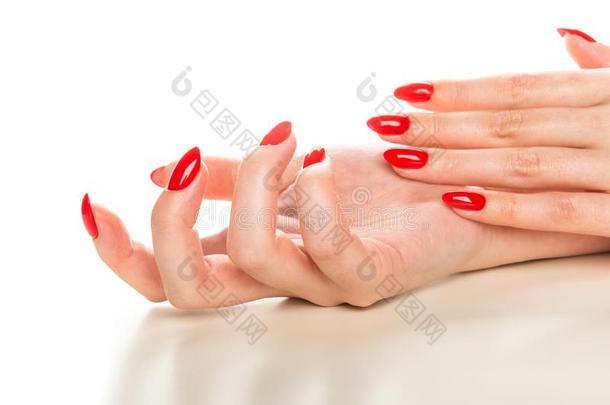 女人手和修剪<strong>整齐</strong>的红色的钉子