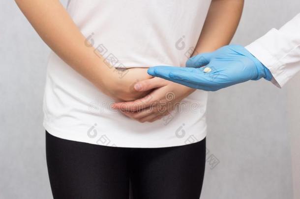 指已提到的人医生保存采用他的手一一esthetic药丸为menstruat采用g