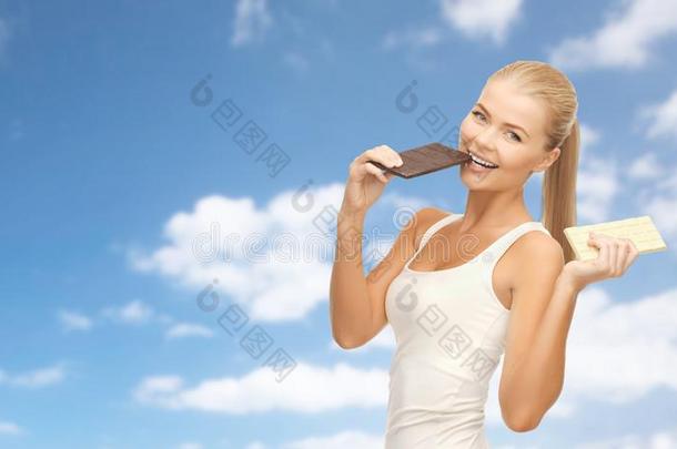 幸福的女人吃黑暗的巧克力代替关于白色的