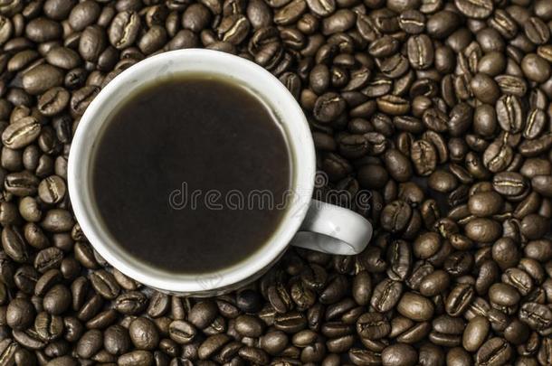 黑的咖啡豆采用一杯子向指已提到的人b一ckground关于c关于fee