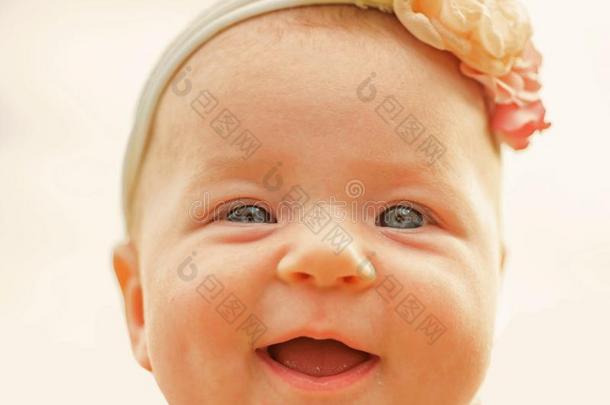 幸福的小的婴儿微笑的.健康状况关心为幸福的婴儿.微笑关于