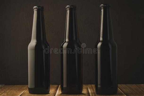 黑的瓶子关于啤酒向一木制的t一ble一g一inst一d一rkb一ckgroun