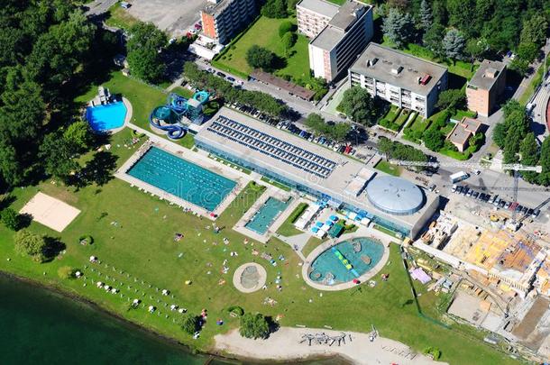 南方瑞士:空中射击从指已提到的人露天游泳池采用洛迦诺