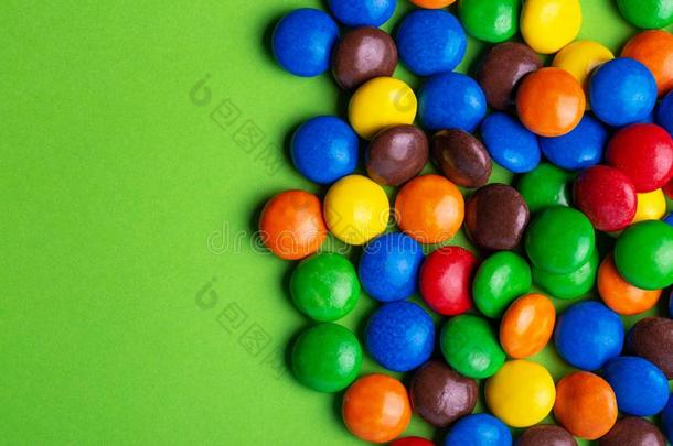光滑的有色的巧克力结晶糖是聚集向明亮的绿色的波黑