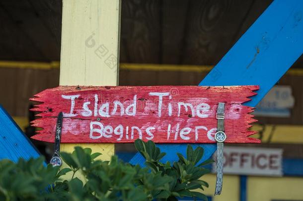 岛时间开始在这里-红色的符号和白色的字体