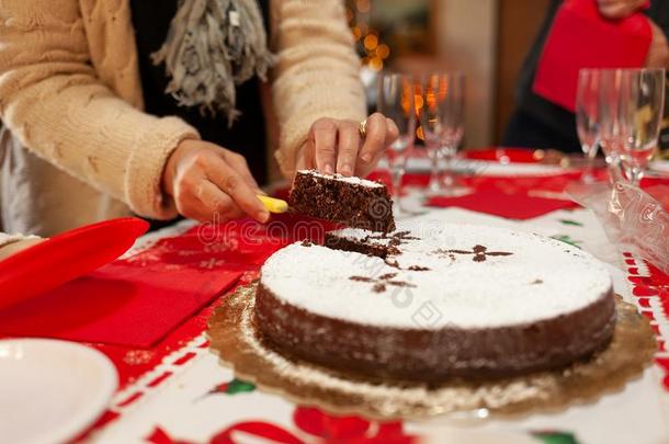 红白小碟蛋糕使和巧克力和杏树