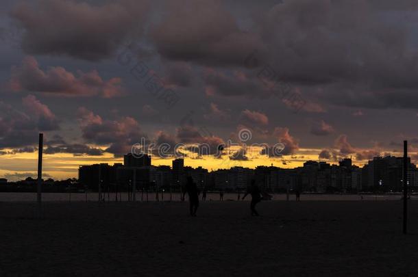 人演奏足球在指已提到的人海滩在指已提到的人日落,采用科帕卡班