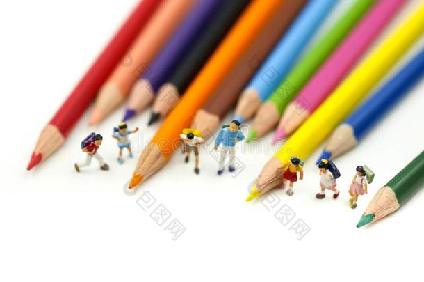 小型的人:孩子们和学生和富有色彩的绘画向