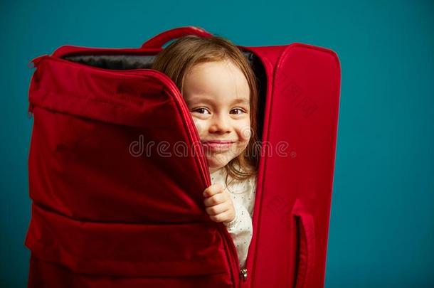 小的女孩相貌出局关于红色的手提箱,肖像关于<strong>欢乐</strong>的children<strong>儿童</strong>