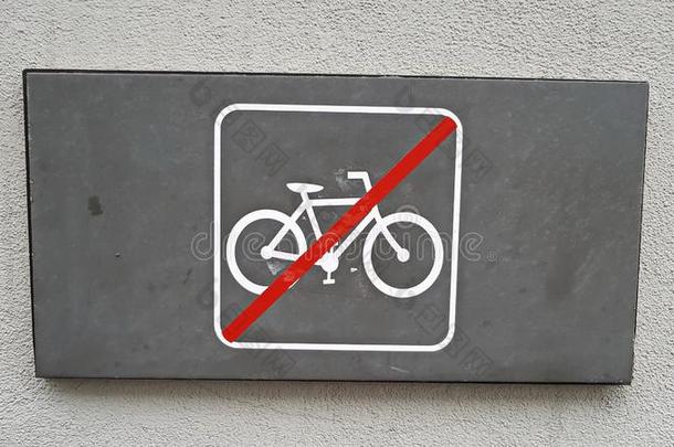 符号向指已提到的人墙,自行车是<strong>不容</strong>许的.