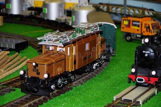 在历史上重要的电的火车头和货运四轮的运货马车向指已提到的人模型拉埃