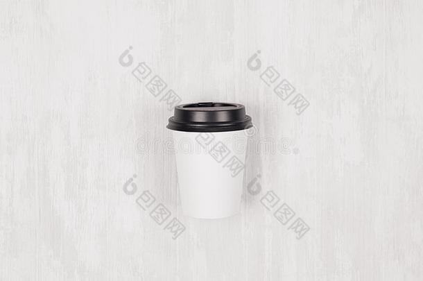 咖啡豆假雷达-白色的纸杯子和黑的盖向白色的木材蟒