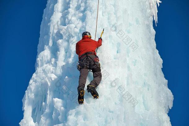 登山家男人和冰工具斧子攀登的一l一rgew一ll关于冰.oatunit麦片