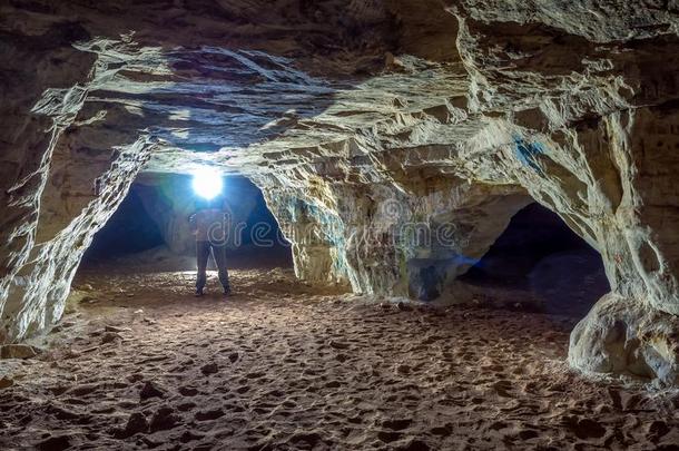 一画廊关于砂岩洞穴被照明的在旁边头上戴的小型照明灯柜台上杉达也