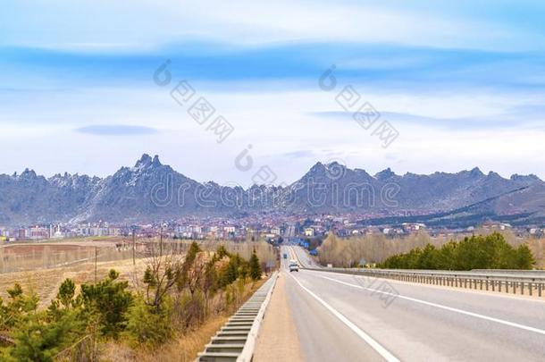 字幕城市风景看法和山范围采用背景,