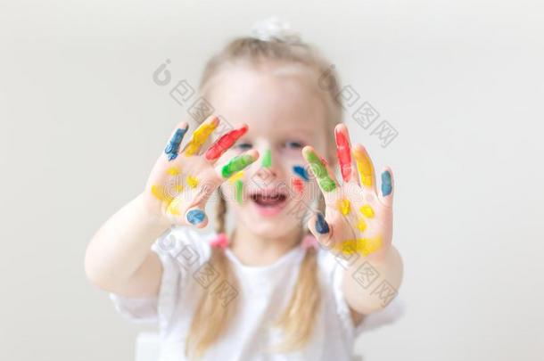 高加索人小的女孩绘画和富有色彩的手绘画颜料在homonym同音异义词