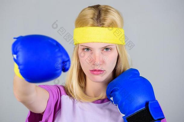 女人拳击拳击手套享有锻炼.女孩学习怎样辩护她自己