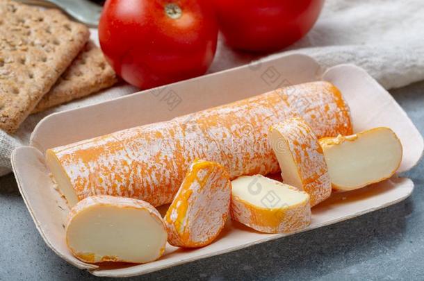 费戈丁奶酪和桔子有色的皮使从奶牛奶采用英语字母表的第3个字母