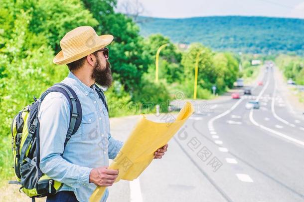 我调频失去的向我的道路.旅行者背着背包徒步旅行的人地图失去的directi向横木