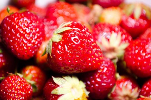 草莓.一盘子和草莓.红色的草莓.成熟的横纹