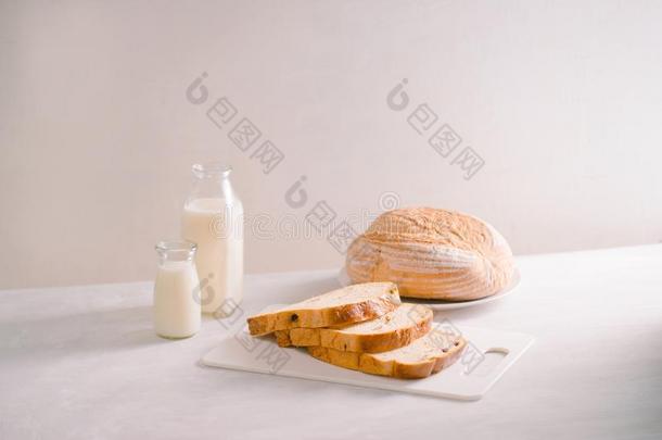 美味的面包向锋利的板向表