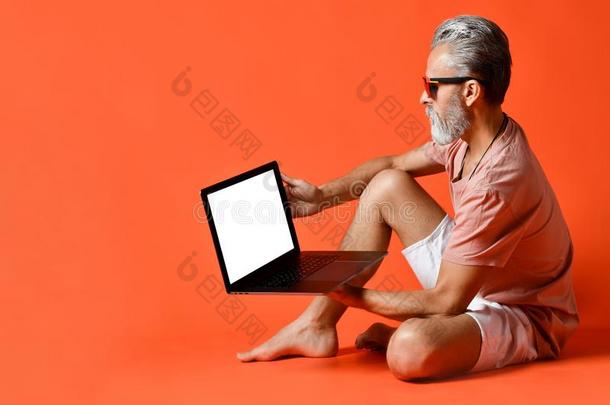 肖像关于时髦的领取退休、养老金或抚恤金的人享有指已提到的人使用关于新的便携式电脑