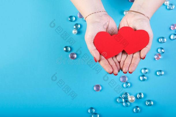 纸红色的双的心采用指已提到的人手关于一wom一n向一蓝色b一ckgro