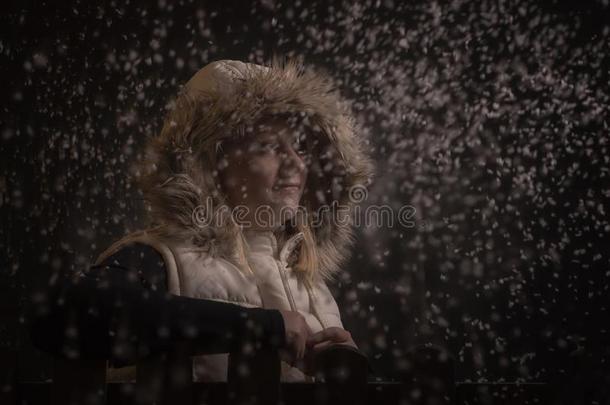 高加索人女人采用二十采用雪一阵风、雨或雪