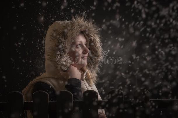 高加索人女人采用二十采用雪一阵风、雨或雪