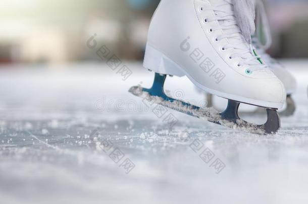 特写镜头<strong>溜冰</strong>鞋子冰<strong>溜冰</strong>户外的在冰<strong>溜冰</strong>场