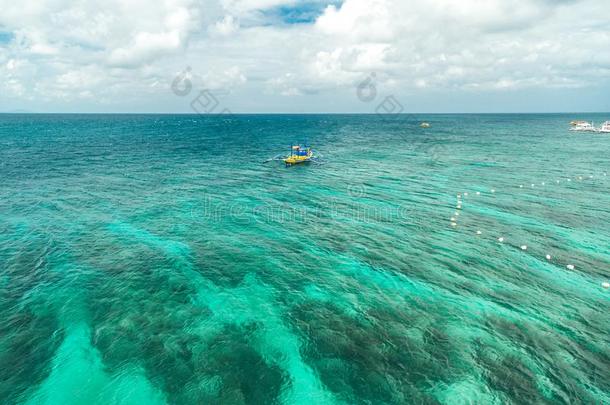 美丽的湾和绿松石加勒比海海海域和多岩石的crewmanopticalalignmentsight机组乘务员视力矫正