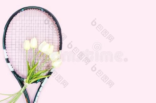 网球爱布局向彩色粉笔粉红色的背景和网球球拍
