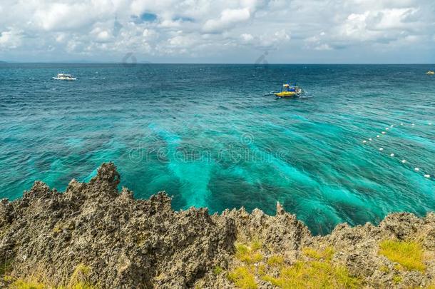 美丽的湾和绿松石加勒比海海海域和多岩石的crewmanopticalalignmentsight机组乘务员视力矫正