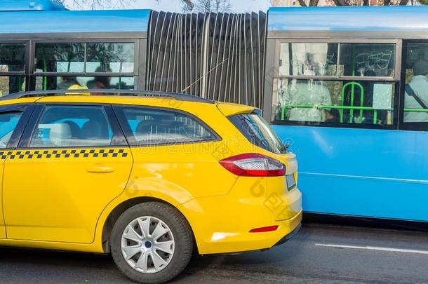 关-在上面关于黄色的出租车在近处蓝色公共汽车.公共汽车或出租车.城市秘密行动
