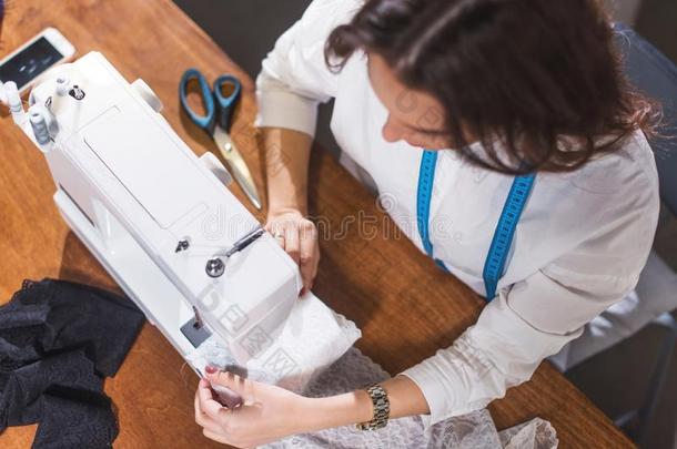 顶看法关于缝纫女工用U字钉钉箱织物向缝纫机器在令马停住的声音