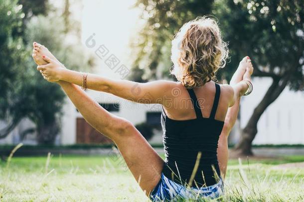 女人采用牛仔裤黑的油箱顶do采用g乌帕皮萨科纳萨纳<strong>瑜伽</strong>使摆姿势