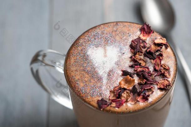 钻石卡普契诺咖啡咖啡豆和干燥的玫瑰花瓣