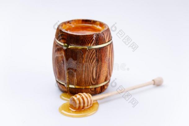 新鲜的蜂蜜流动的从一小桶一nd蜂蜜粘贴采用一落下关于用磨刀石磨